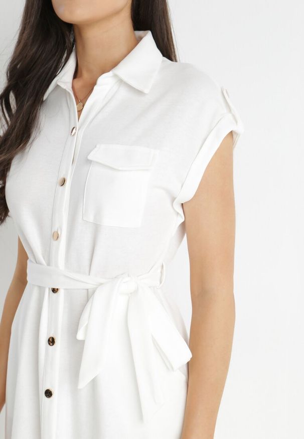 Born2be - Biała Sukienka Koszulowa Phinitrite. Okazja: na co dzień. Kolor: biały. Wzór: aplikacja. Typ sukienki: koszulowe. Materiał: materiał. Długość rękawa: krótki rękaw. Sezon: lato. Styl: casual. Długość: midi