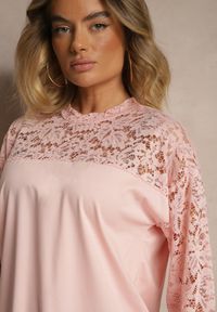 Renee - Jasnoróżowa Bluzka z Wiskozą z Koronką Eviriva. Okazja: na co dzień. Kolor: różowy. Materiał: koronka, wiskoza. Długość rękawa: długi rękaw. Długość: długie. Wzór: koronka. Styl: casual