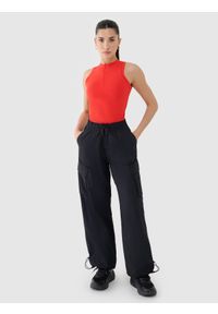 4f - 4F Crop-top slim damski - czerwony M. Kolor: czerwony. Materiał: dzianina, włókno, syntetyk, materiał, elastan. Długość rękawa: bez rękawów. Wzór: gładki, ze splotem, jednolity