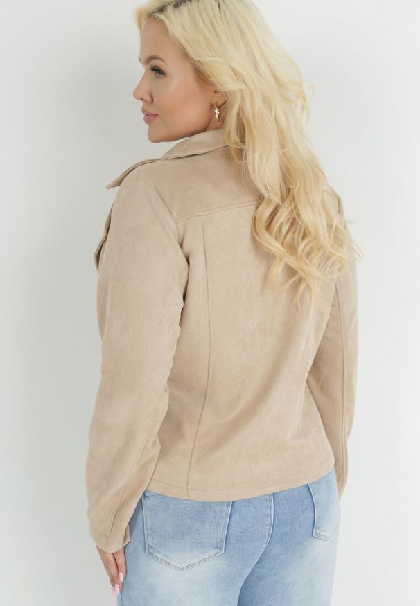 Born2be - Jasnobeżowa Kurtka Ramoneska z Imitacji Zamszu z Asymetrycznym Suwakiem Maisen. Kolekcja: plus size. Kolor: beżowy. Materiał: zamsz