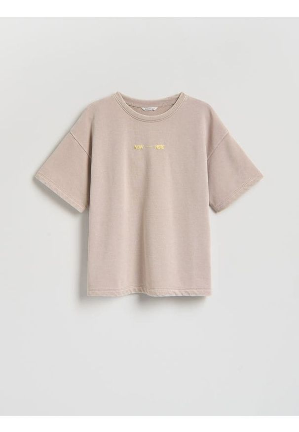 Reserved - Luźny t-shirt z nadrukiem - beżowy. Kolor: beżowy. Materiał: bawełna. Wzór: nadruk