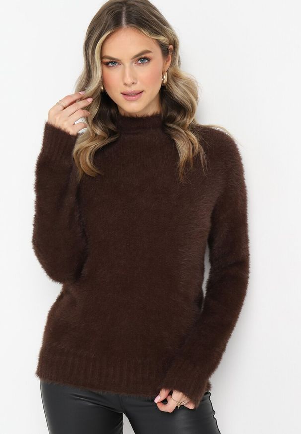 Born2be - Ciemnobrązowy Sweter z Półgolfem i Dłuższym Włosiem Evassem. Kolor: brązowy. Materiał: dzianina. Długość rękawa: długi rękaw. Długość: długie