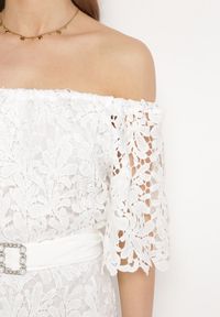 Born2be - Biała Sukienka Koronkowa z Gumką przy Dekolcie z Paskiem Inessias. Kolor: biały. Materiał: koronka. Długość rękawa: krótki rękaw #6