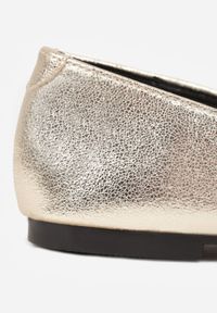 Born2be - Złote Płaskie Balerinki w Stylu Mary Jane Ozdobione Paskiem Kikizelle. Okazja: na co dzień, na spotkanie biznesowe. Zapięcie: pasek. Kolor: złoty. Materiał: bawełna. Wzór: aplikacja. Styl: retro, biznesowy, elegancki, casual, klasyczny #5