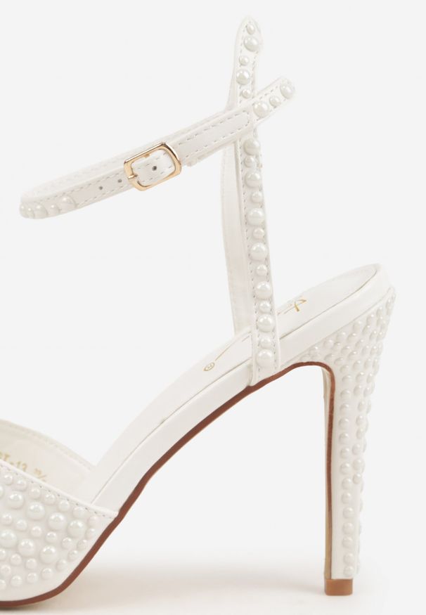 Born2be - Białe Sandały Peep Toe na Szpilce z Paskiem Wokół Kostki Zdobione Perłami Neveana. Okazja: na wesele, do pracy, na spotkanie biznesowe, na ślub cywilny. Nosek buta: otwarty. Zapięcie: pasek. Kolor: biały. Wzór: aplikacja. Obcas: na szpilce. Styl: wizytowy, biznesowy, elegancki