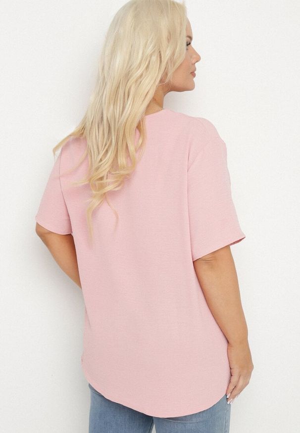 Born2be - Różowa Klasyczna Bluzka z Krótkim Rękawem Nilbia. Okazja: na spotkanie biznesowe, do pracy, na co dzień. Kolekcja: plus size. Kolor: różowy. Materiał: jeans. Długość rękawa: krótki rękaw. Długość: krótkie. Styl: klasyczny