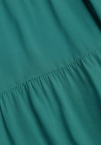 Renee - Ciemnozielona Sukienka z Bawełny o Rozkloszowanym Kroju Ozdobiona Falbankami Tessah. Okazja: na co dzień. Typ kołnierza: kołnierz z falbankami. Kolor: zielony. Materiał: bawełna. Wzór: aplikacja. Styl: casual, klasyczny, elegancki #5