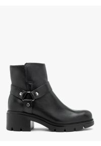 Ryłko - Czarne botki biker boots ze skóry licowej. Nosek buta: okrągły. Zapięcie: zamek. Kolor: czarny. Szerokość cholewki: normalna. Wzór: aplikacja. Materiał: skóra. Obcas: na obcasie. Styl: street, rockowy, klasyczny. Wysokość obcasa: średni