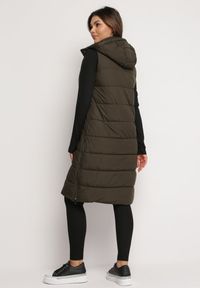 Born2be - Ciemnozielona Długa Kamizelka Bezrękawnik z Klasycznym Pikowaniem i Kapturem Shin. Typ kołnierza: golf. Kolor: zielony. Materiał: dzianina, jeans. Długość rękawa: bez rękawów. Długość: długie. Styl: klasyczny #4