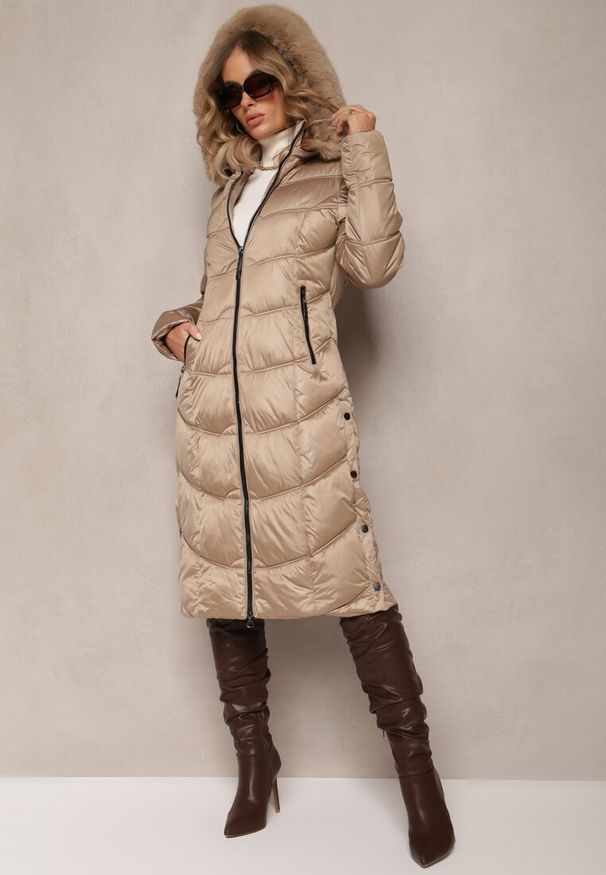 Renee - Beżowa Kurtka Płaszcz za Kolano z Pikowaniem i Odpinanym Kapturem Calarin. Kolor: beżowy. Materiał: futro. Wzór: aplikacja