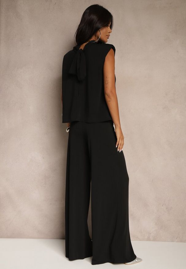 Renee - Czarny Komplet Spodnie o Szerokim Kroju i Bluzka Ozdobiona Wiązaniem Halomia. Kolor: czarny. Wzór: aplikacja