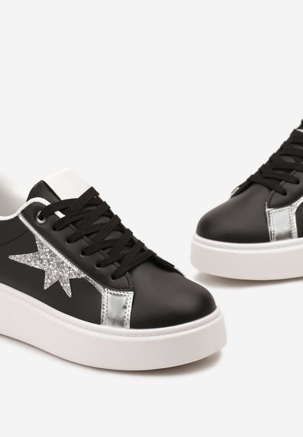 Renee - Czarne Sznurowane Sneakersy na Niskiej Platformie z Brokatowymi Wstawkami Cominia. Okazja: na uczelnię, na co dzień, na spacer. Nosek buta: okrągły. Zapięcie: sznurówki. Kolor: czarny. Szerokość cholewki: normalna. Wzór: aplikacja, jednolity. Materiał: skóra, materiał. Obcas: na platformie. Wysokość obcasa: średni, niski. Sport: turystyka piesza