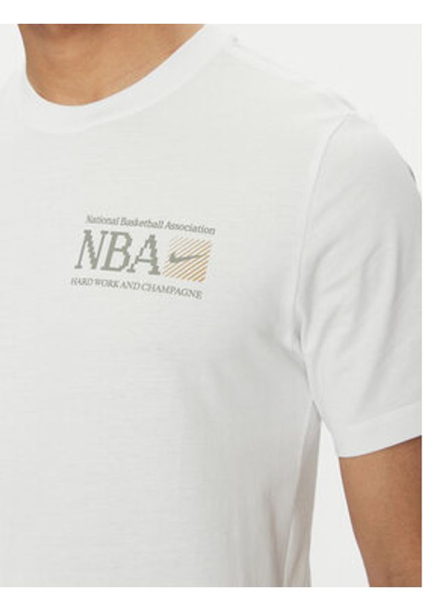 Nike T-Shirt FQ6138 Biały Regular Fit. Kolor: biały. Materiał: bawełna