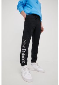 New Balance spodnie dresowe męskie kolor czarny z nadrukiem. Kolor: czarny. Materiał: dresówka. Wzór: nadruk