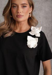 Renee - Czarno-Biały Bawełniany T-shirt o Klasycznym Kroju z Kwiatowymi Aplikacjami 3D Morgane. Okazja: do pracy. Kolor: czarny. Materiał: bawełna. Wzór: aplikacja, kwiaty. Styl: klasyczny #5