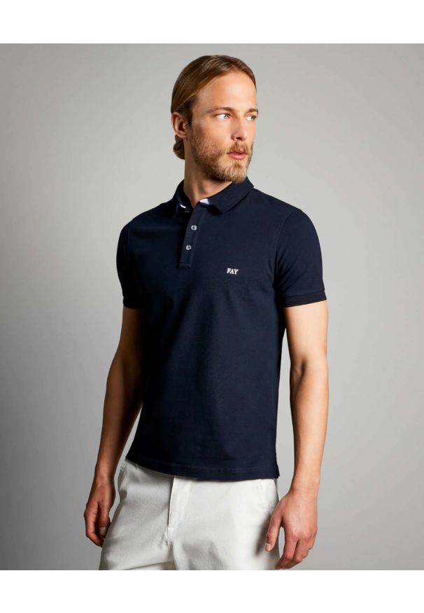 FAY - Granatowa koszulka Polo. Typ kołnierza: polo. Kolor: niebieski. Materiał: bawełna, prążkowany. Wzór: aplikacja, haft