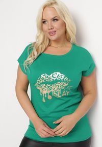 Born2be - Zielony T-shirt z Metalicznym Złotym Nadrukiem Slay Khaji. Okazja: na co dzień. Kolor: zielony. Wzór: nadruk. Styl: casual #7