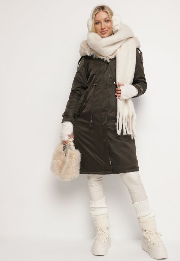 Born2be - Ciemnozielona Nylonowa Kurtka Parka Płaszcz Ozdobiona Futerkiem Faelana. Kolor: zielony. Materiał: nylon, futro. Wzór: aplikacja