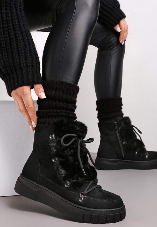 Born2be - Czarne Śniegowce Ozdobione Futerkiem Przy Sznurowaniu Avionea. Okazja: na spacer. Kolor: czarny. Materiał: futro. Wzór: aplikacja