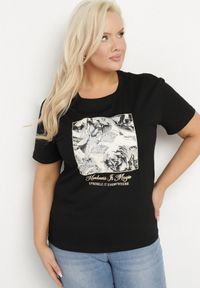 Born2be - Czarny Bawełniany T-shirt z Abstrakcyjnym Nadrukiem Dlerra. Okazja: na co dzień. Kolekcja: plus size. Kolor: czarny. Materiał: bawełna. Wzór: nadruk. Styl: casual, elegancki #4