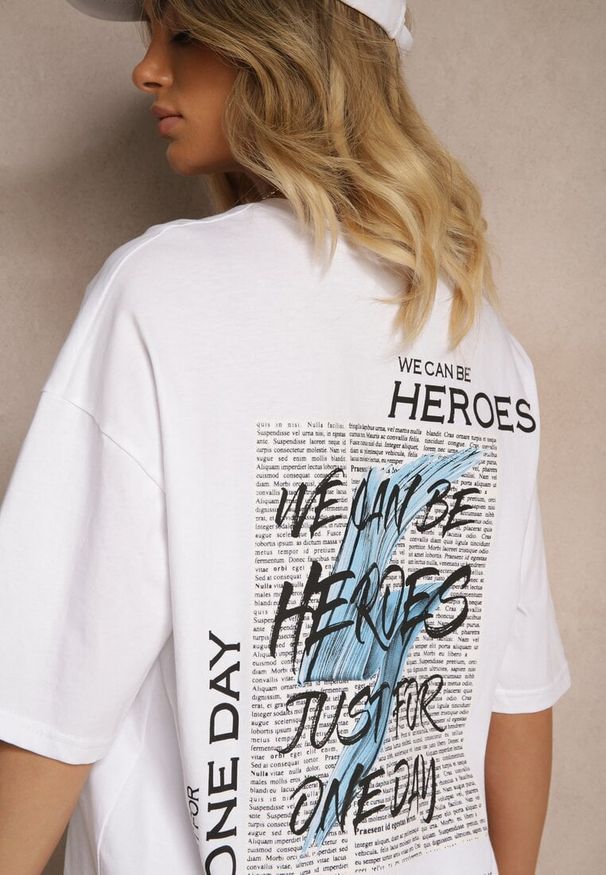 Renee - Biała Bawełniana Koszulka T-shirt z Nadrukiem na Tyle i Napisami Danilaria. Kolor: biały. Materiał: bawełna. Wzór: napisy, nadruk
