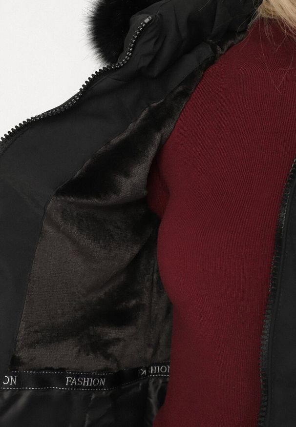 Born2be - Czarna Zimowa Kurtka Pikowana z Kapturem z Futrem i Napami po Bokach Zenilda. Typ kołnierza: kaptur. Kolor: czarny. Materiał: futro. Sezon: zima