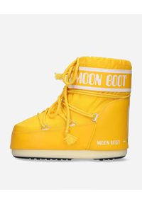 Moon Boot - MOON BOOT - Żółte śniegowce Classic Low 2. Wysokość cholewki: przed kostkę. Kolor: żółty. Materiał: kauczuk, puch, nylon. Szerokość cholewki: normalna. Sezon: zima. Obcas: na koturnie. Styl: klasyczny, sportowy