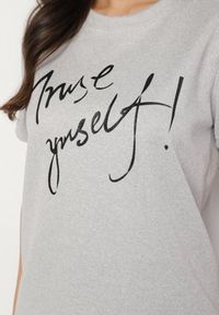 Born2be - Jasnoszary T-shirt z Ozdobnym Nadrukiem z Brokatem Tenesia. Okazja: na co dzień. Kolor: szary. Materiał: jeans, materiał. Wzór: nadruk. Styl: klasyczny, elegancki, casual #7