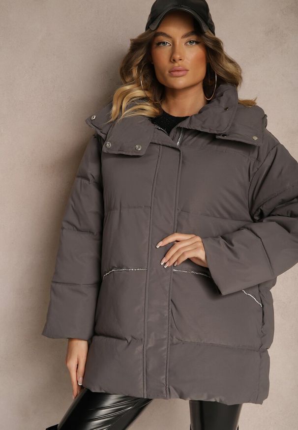 Renee - Ciemnoszara Kurtka Oversize z Pikowanymi Przeszyciami Kapturem Kieszeniami i Cyrkoniami Etairea. Okazja: na co dzień. Kolor: szary. Długość rękawa: długi rękaw. Długość: długie. Styl: casual, glamour, elegancki