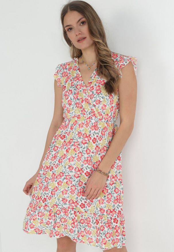 Born2be - Biała Rozkloszowana Sukienka z Wiskozy w Kwiaty Evalis. Kolor: biały. Materiał: wiskoza. Wzór: kwiaty. Sezon: lato