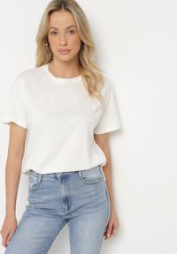 Born2be - Biały T-shirt z Asymetrycznym Tyłem i Ozdobnym Haftem Ninissara. Okazja: na spacer. Kolor: biały. Materiał: jeans. Wzór: haft. Styl: klasyczny, elegancki #4