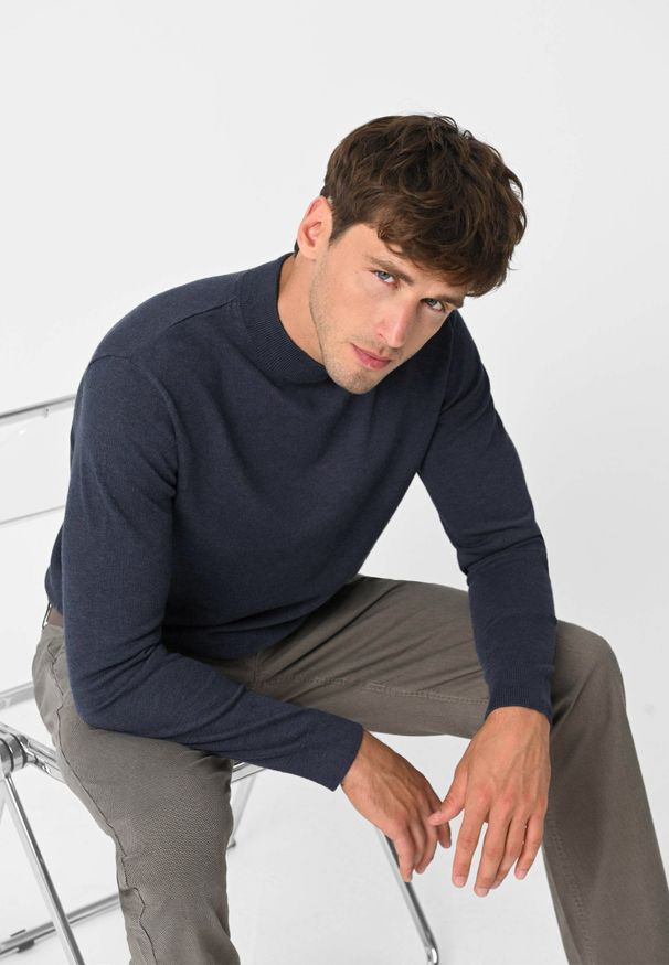 Volcano - Sweter półgolf S-BAZ. Materiał: prążkowany, dzianina, materiał. Wzór: aplikacja, gładki, ze splotem. Styl: klasyczny