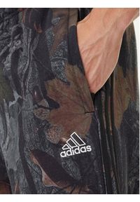 Adidas - adidas Spodnie dresowe Camo JY2773 Szary Loose Fit. Kolor: szary. Materiał: bawełna