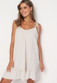 Born2be - Beżowa Rozkloszowana Muślinowa Sukienka z Bawełny na Wiązanych Ramiączkach Wirvia. Okazja: na spacer. Typ kołnierza: dekolt w kształcie V. Kolor: beżowy. Wzór: aplikacja. Typ sukienki: rozkloszowane. Materiał: bawełna. Długość rękawa: na ramiączkach. Sezon: lato. Styl: elegancki #1