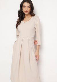 Born2be - Beżowa Rozkloszowana Sukienka z Rękawem 3/4 Nomiel. Okazja: na co dzień, na spotkanie biznesowe. Typ kołnierza: dekolt w kształcie V. Kolor: beżowy. Typ sukienki: rozkloszowane. Styl: biznesowy, klasyczny, casual, elegancki #2