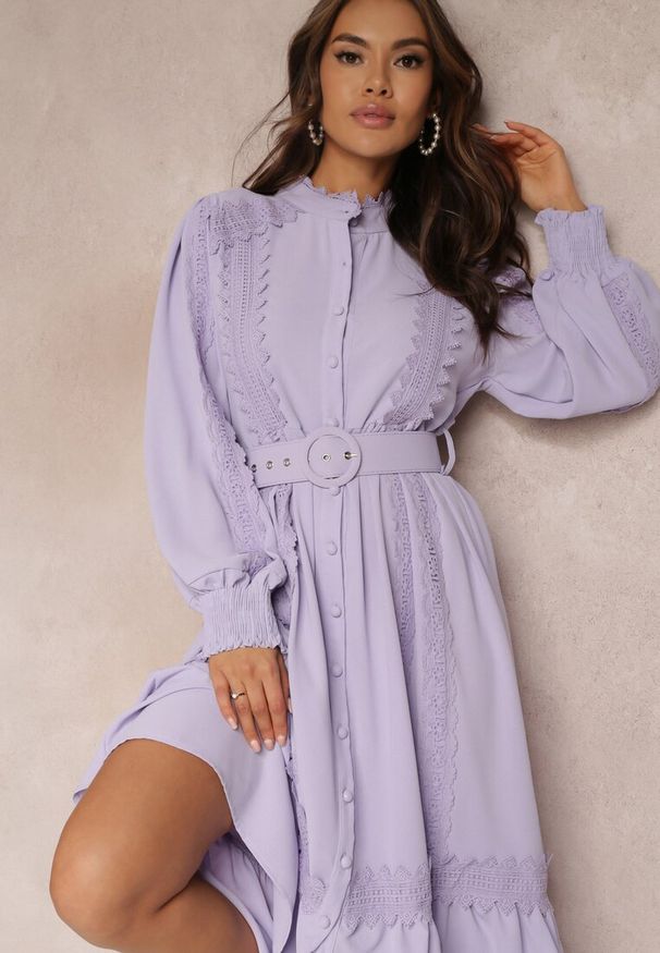 Renee - Fioletowa Koszulowa Sukienka Midi z Koronką i Paskiem z Klamrą Tocotte. Typ kołnierza: kołnierzyk stójkowy. Kolor: fioletowy. Materiał: koronka. Wzór: koronka. Typ sukienki: koszulowe. Długość: midi