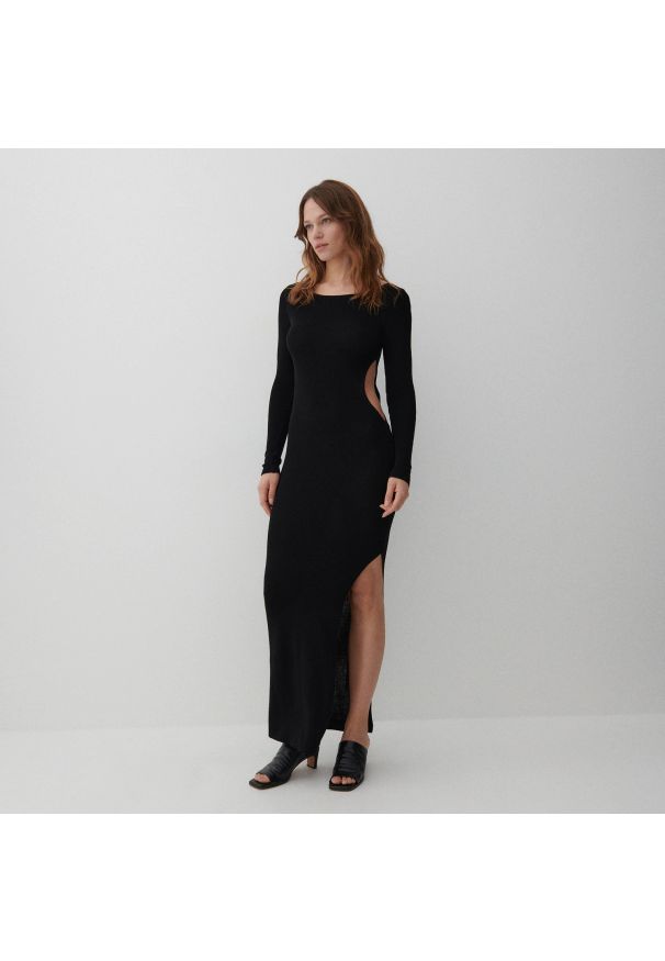 Reserved - Sukienka z prążkowanej tkaniny - Czarny. Kolor: czarny. Materiał: tkanina, prążkowany