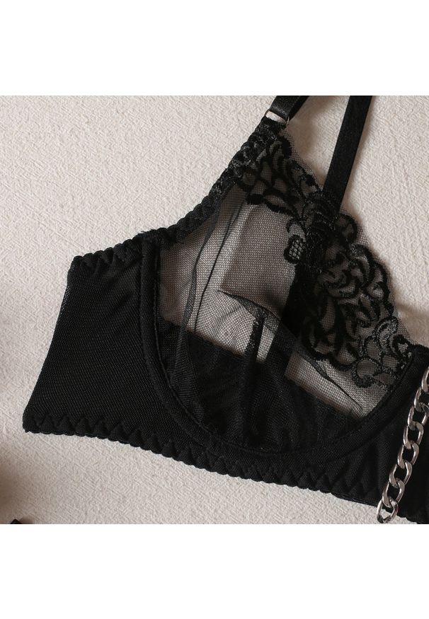 Intica - Komplet bielizny z łańcuszkami na romantyczne wieczory Enrichetta. Kolor: beżowy. Materiał: materiał