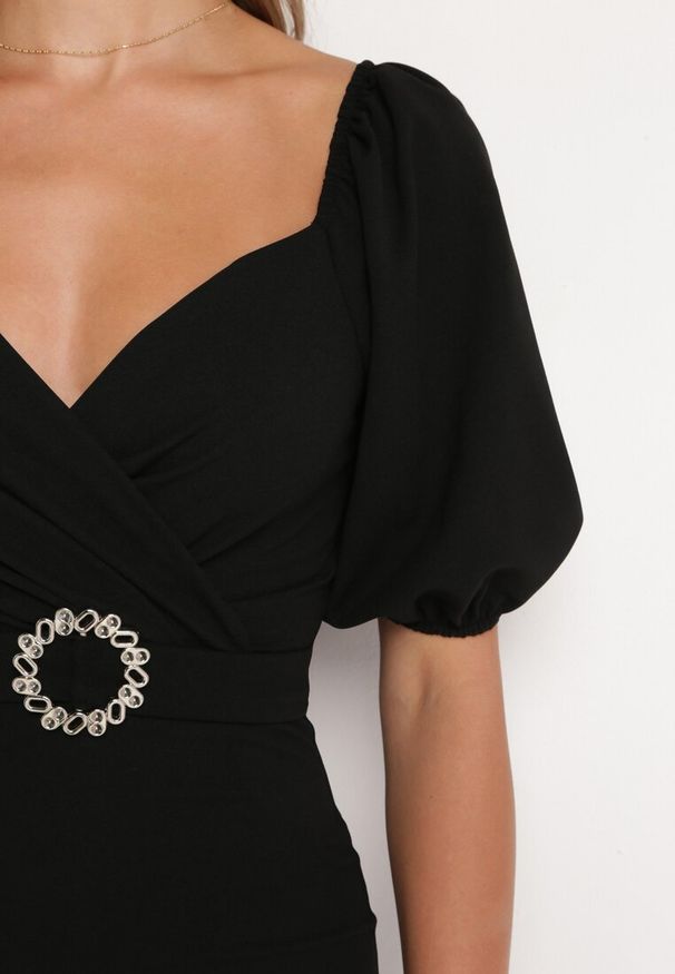 Born2be - Czarna Sukienka Dopasowana z Paskiem i Klamrą w Talii oraz Bufiastymi Rękawami Lurdia. Okazja: na ślub cywilny, na wesele. Kolor: czarny. Wzór: aplikacja. Styl: elegancki