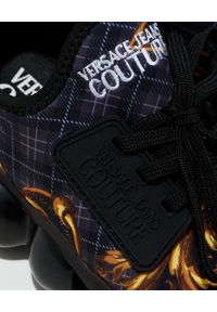Versace Jeans Couture - VERSACE JEANS COUTURE - Czarne sneakersy z barokowym nadrukiem. Nosek buta: okrągły. Kolor: czarny. Materiał: guma, materiał. Szerokość cholewki: normalna. Wzór: nadruk #8