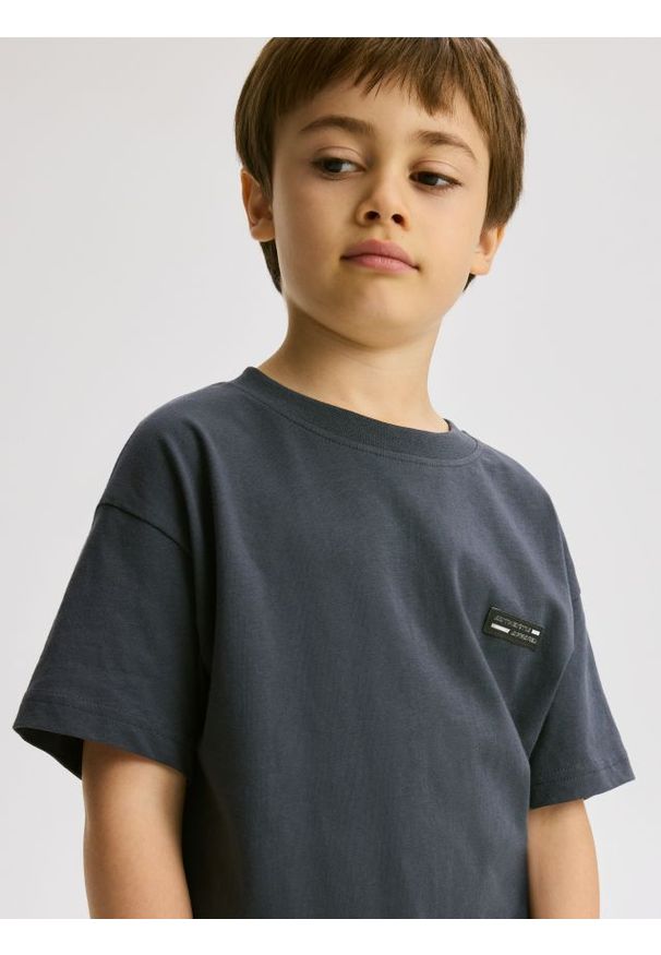 Reserved - Bawełniany t-shirt oversize - brązowy. Kolor: brązowy. Materiał: bawełna