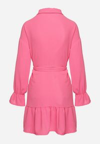 Born2be - Różowa Koszulowa Sukienka z Wiązanym Paskiem Stevania. Kolor: różowy. Materiał: materiał. Typ sukienki: koszulowe. Długość: mini #4