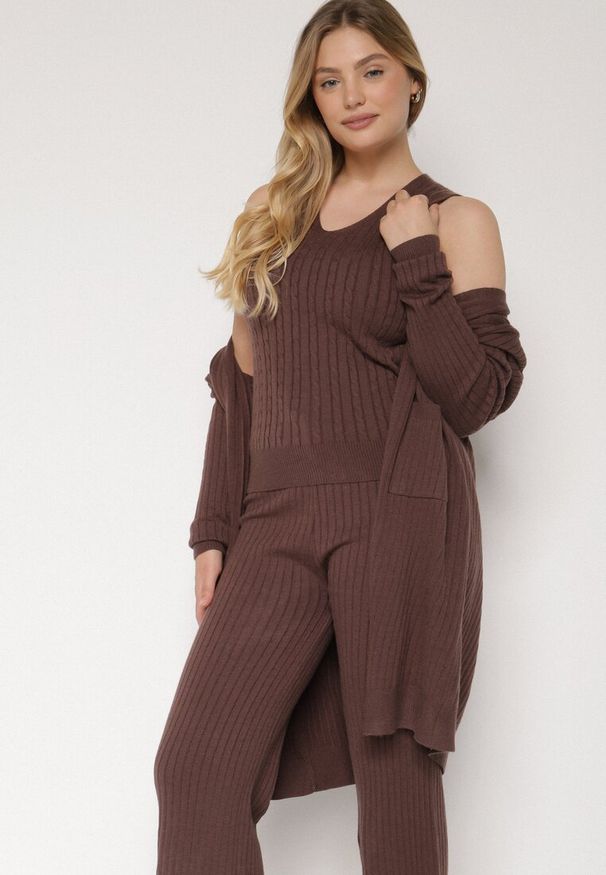 Born2be - Brązowy Komplet Dzianinowy z Bawełną Spodnie Kamizelka i Długi Kardigan Meviravia. Kolor: brązowy. Materiał: dzianina, bawełna