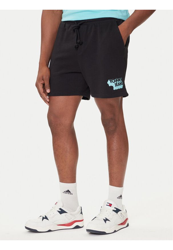 Tommy Jeans Szorty sportowe Stack Logo DM0DM21803 Czarny Relaxed Fit. Kolor: czarny. Materiał: bawełna. Styl: sportowy