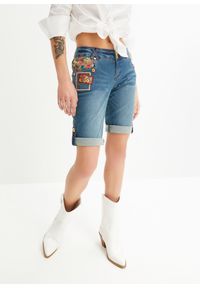 bonprix - Szorty dżinsowe mid waist. Kolor: niebieski. Wzór: kolorowy. Styl: elegancki
