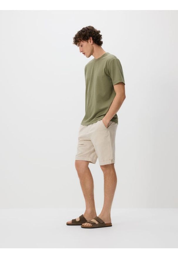 Reserved - Szorty regular z dodatkiem lnu - beżowy. Kolor: beżowy. Materiał: len