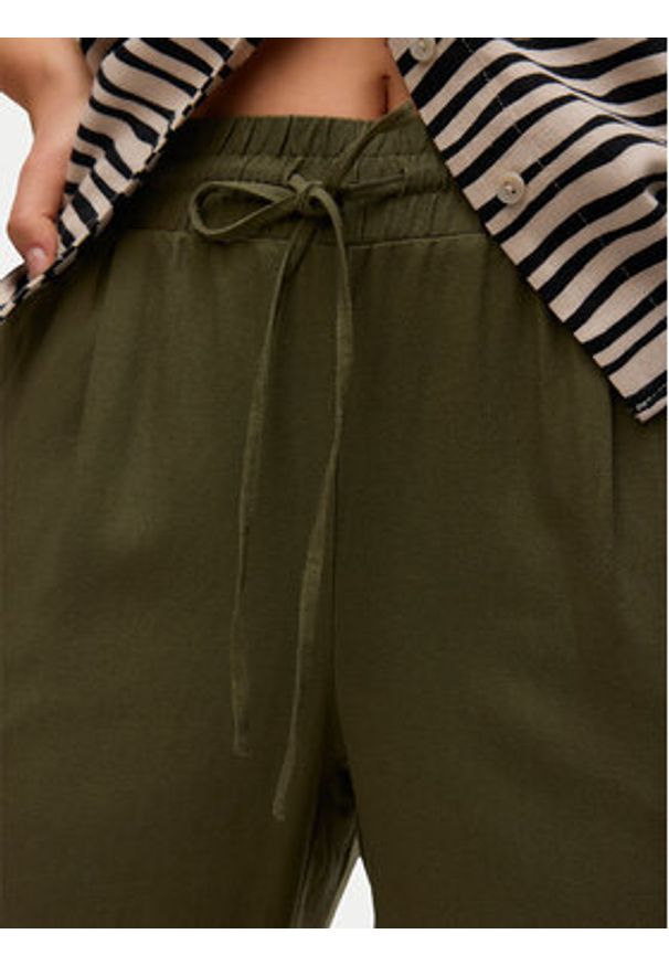 Vero Moda Spodnie materiałowe Jesmilo 10279691 Zielony Regular Fit. Kolor: zielony. Materiał: len, wiskoza
