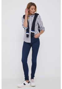 TOMMY HILFIGER - Tommy Hilfiger koszula bawełniana damska kolor niebieski regular z kołnierzykiem klasycznym. Okazja: na co dzień. Typ kołnierza: kołnierzyk klasyczny. Kolor: niebieski. Materiał: bawełna. Długość rękawa: długi rękaw. Długość: długie. Styl: klasyczny #4