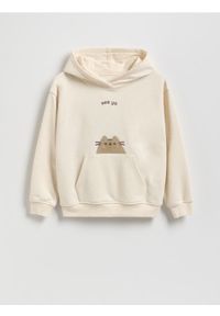 Reserved - Bluza Pusheen z aplikacją 3D - beżowy. Kolor: beżowy. Materiał: bawełna. Wzór: aplikacja