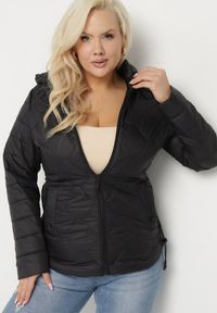 Born2be - Czarna Kurtka Pikowana Przeciwwiatrowa z Odpinanym Kapturem Wlerra. Kolekcja: plus size. Kolor: czarny